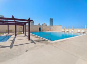 una piscina en la parte superior de un edificio en Silkhaus New 1 BDR |Near Reem Mall |Al Reem Island en Abu Dabi