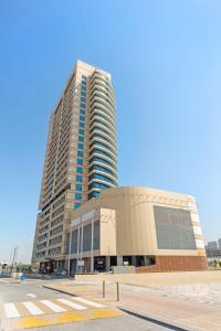 un edificio alto frente a un estacionamiento en Silkhaus New 1 BDR |Near Reem Mall |Al Reem Island en Abu Dabi