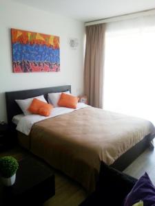 una camera da letto con un grande letto con cuscini arancioni di Gudauri Lounge Apartment a Gudauri