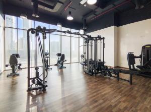 Fitness centrum a/nebo fitness zařízení v ubytování Silkhaus Chic 1 BDR Al Fay Park Nearby