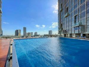 uma grande piscina no meio de uma cidade em Silkhaus Large 1 BDR Al Fay Park Nearby em Abu Dhabi