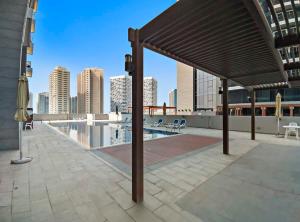 einen Pavillon auf einem Gebäude mit Pool in der Unterkunft Silkhaus Luxury 2 BDR Reem Central Park Nearby in Abu Dhabi