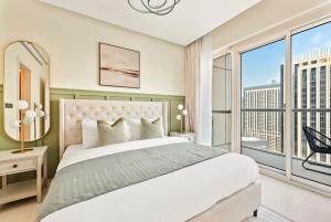 Postel nebo postele na pokoji v ubytování Silkhaus High Floor Metro nearby Dubai Marina