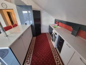 cocina con lavadora y secadora en una habitación en Comfy condo Floresti, en Floreşti