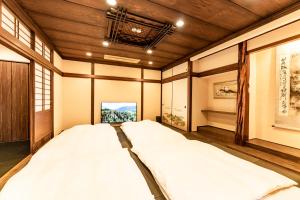 a bedroom with a large bed in a room at 完全貸切別荘 天然温泉 La Saison inn Kirishima 888 in Kirishima