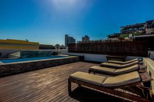 patio con sedie e piscina sul tetto di Luxury 2 Bedroom with roof deck and pool a Città del Capo