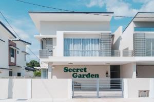 クアラ・セランゴールにあるKuala Selangor Secret Garden@KTV(walk to McDonald)の白い家