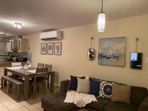 uma sala de estar com um sofá e uma sala de jantar em Aquatika Beach Resort & Waterpark em Loiza