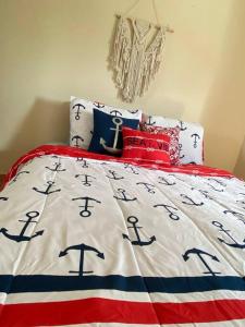 - une chambre avec un lit à drapeau américain dans l'établissement Villas Del Mar Beach Resort, à Loiza