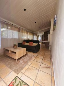 Area soggiorno di L'Eskalya *** avec jacuzzi et piscine partagée, vue océan
