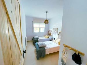 um quarto com 2 camas e uma janela em Apartamento Miami Playa, 2 dormitorios, 4 personas - ES-9-167 em Les Planes del Rei