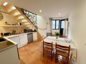 a kitchen with a table and chairs in a room at Cosy Gîte à Azay-le-Rideau avec Wifi, Clim, tout inclus, idéal pour 2 adultes et 2 enfants, proche châteaux - FR-1-381-567 in Azay-le-Rideau +27 photos