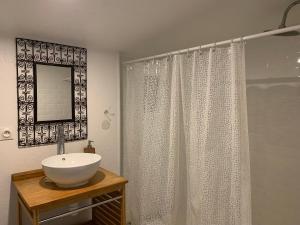 ein Badezimmer mit Waschbecken und Duschvorhang in der Unterkunft Maison à Biscarrosse: 8 pers, piscine, clim, proche lac et pistes cyclables, ménage inclus - FR-1-319-538 in Biscarrosse + 22 Fotos