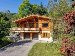 una casa de madera con porche y entrada en Chalet La Clusaz, 4 pièces, 6 personnes - FR-1-304-287, en La Clusaz