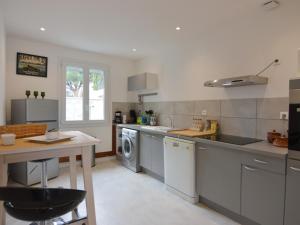 Η κουζίνα ή μικρή κουζίνα στο Villa 3 Chambres à Bouzigues: Jardin, Terrasses, Proche Plage et Port, Connexion WiFi - FR-1-604-44