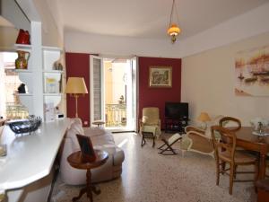 een woonkamer met een bank en een tafel bij Appartement Mèze, 4 pièces, 4 personnes - FR-1-604-46 in Mèze