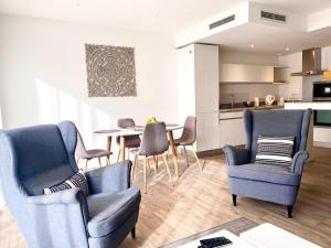 ein Wohnzimmer mit zwei Stühlen und einem Tisch in der Unterkunft Calme Villa Plain-Pied à Bouzigues, Proche Plage et Commerces, 3*** - FR-1-604-45 in Bouzigues