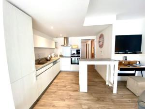 صورة لـ Villa de charme à Bouzigues, calme à 2 pas de la plage - FR-1-604-45 في بوزيجويس