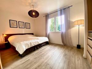 ein Schlafzimmer mit einem Bett und einem Fenster in der Unterkunft Calme Villa Plain-Pied à Bouzigues, Proche Plage et Commerces, 3*** - FR-1-604-45 in Bouzigues