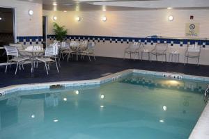 una piscina con mesas y sillas en un restaurante en Fairfield by Marriott Youngstown/Austintown, en Youngstown