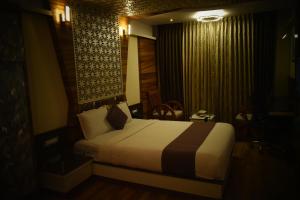 una camera con un letto in una camera d'albergo di Beverly villa a Ooty