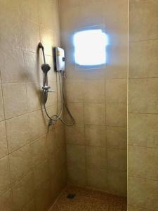y baño con ducha y secador de pelo. en Anatasia Apartment Phuket en Phuket