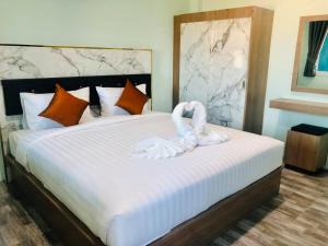 un dormitorio con una cama con una decoración de cisne en Anatasia Apartment Phuket en Phuket