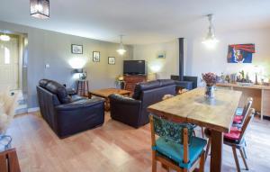 sala de estar con muebles de cuero y mesa en Stunning Home In Pirou With Kitchen, en Pirou