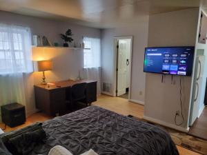 En eller flere senge i et værelse på Studio in Downtown Frederick