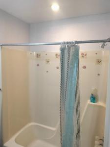 Et badeværelse på Studio in Downtown Frederick