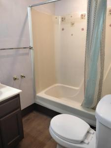 Et badeværelse på Studio in Downtown Frederick