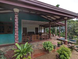 Vrt pred nastanitvijo DILSHAN HOTEL Diyaluma