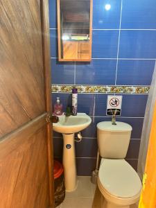 ein Bad mit einem WC und einem Waschbecken in der Unterkunft Casa Akira- Rincón del Mar in San Onofre