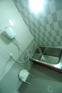 y baño con lavabo y aseo. en Nagoya Apartment Oosu, en Minami-sotoborichō