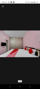 ein Bild eines Schlafzimmers mit einem Bett mit roten Kissen in der Unterkunft H R Palace in Dīgha