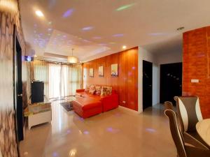 TV a/nebo společenská místnost v ubytování บ้านคาราโอเกะ พูลวิลล่า หัวหิน 3 ห้องนอน สระส่วนตัว พัก 6-15 คน
