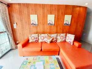 Posezení v ubytování บ้านคาราโอเกะ พูลวิลล่า หัวหิน 3 ห้องนอน สระส่วนตัว พัก 6-15 คน