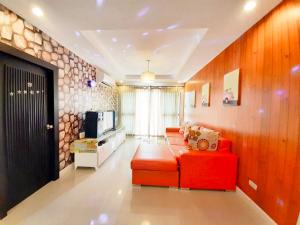 TV a/nebo společenská místnost v ubytování บ้านคาราโอเกะ พูลวิลล่า หัวหิน 3 ห้องนอน สระส่วนตัว พัก 6-15 คน