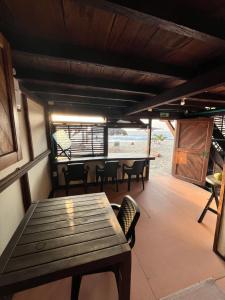 San Onofre的住宿－Casa Akira- Rincón del Mar，一间带木桌和椅子的用餐室
