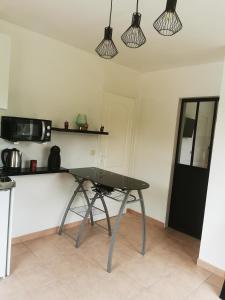eine Küche mit einem Tisch und einer Arbeitsplatte in der Unterkunft jeanguy andrieu in Labruguière