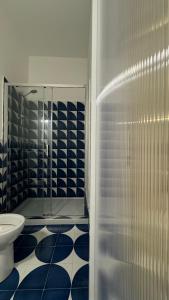 een blauwe en witte badkamer met een douche en een toilet bij CAPRI DESIGN ROOM in Capri