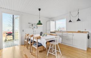 Una cocina y un comedor con mesa y sillas. en Cozy Home In Glesborg With Kitchen, en Glesborg