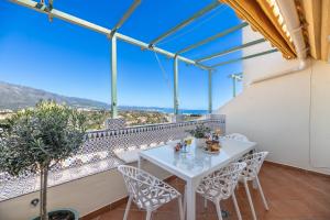 uma mesa branca e cadeiras numa varanda com vista em Cozy 2 BDRM Apt w Sea Views Next to Puerto Banús em Marbella