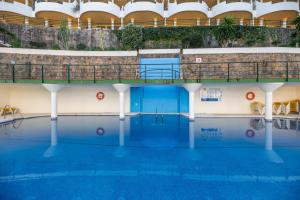 vista para uma piscina num edifício em Cozy 2 BDRM Apt w Sea Views Next to Puerto Banús em Marbella