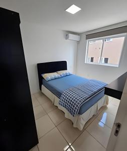 ein kleines Schlafzimmer mit einem Bett und einem Fenster in der Unterkunft PC803 - AP Grande, 1 Suíte, 1 Quarto, 90m2, até 6 pessoas in Balneário Camboriú