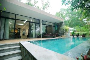 una piscina frente a una casa en Flamingo Villa Owner_ Villa in Đại Lải Vĩnh Phúc, en Ngọc Quang