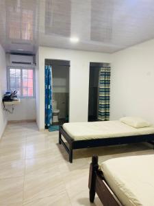 Zimmer mit 2 Betten und einem Bad in der Unterkunft Apartamentos ZION cerca a la playa SAI in San Andrés