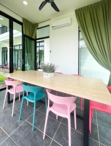 ジョホールバルにあるDesaru 20Pax Cozy Chill villa Private Poolの大きな木製テーブルと椅子が備わります。