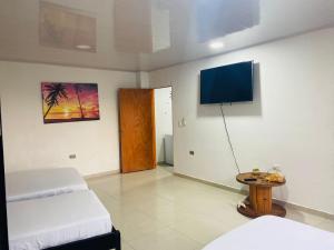 Zimmer mit 2 Betten und einem Flachbild-TV in der Unterkunft Apartamentos ZION cerca a la playa SAI in San Andrés