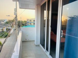 einen Balkon eines Gebäudes mit Poolblick in der Unterkunft Apartamentos ZION cerca a la playa SAI in San Andrés